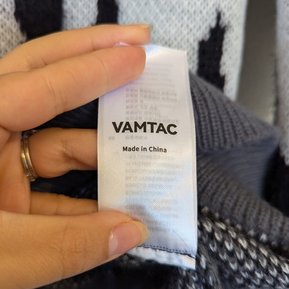 Unisex Grey Crewneck Fuzzy Pullover Sweater Size Medium - Picture 8 of 10